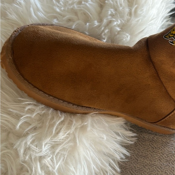 MINNESOTA VIKINGS WOMENS WHITE FUR BOOTS with defect right boot -see photos F14 - Picture 9 of 11